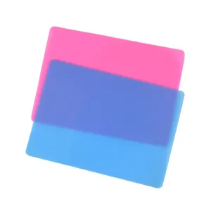 Siliconen knutselmat detail, roze en blauw anti-aanbak oppervlak, ideaal voor DIY epoxyhars en klei.