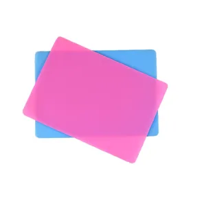 Siliconen knutselmat detailweergave, roze en blauwe werkbank mat voor DIY handwerk projecten.
