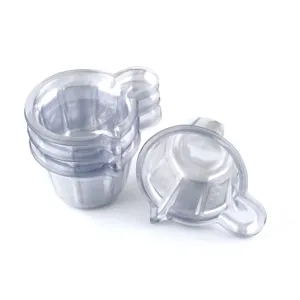 Dettaglio di tazze dosatrici usa e getta in plastica trasparente, contenitori per resina.