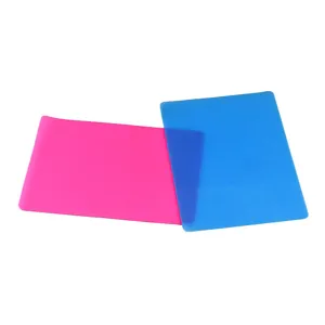 Gedetailleerd overzicht van roze en blauwe siliconen matten voor hars en klei handwerk.