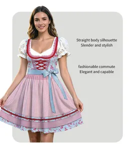 Vue détaillée de la robe dirndl florale avec manches bouffantes et ruban à la taille.