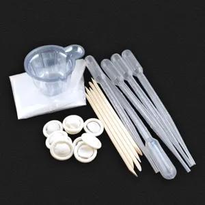Set di attrezzi fai da te in resina epossidica con misurini, pipette e bastoncini.