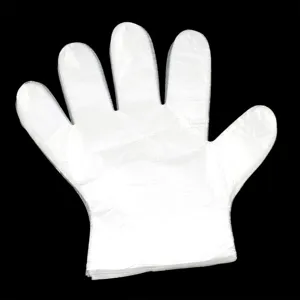 Primo piano dettagliato di guanti in plastica PE usa e getta trasparenti, leggeri e impermeabili.