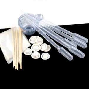 Kit attrezzi resina epossidica con misurini, pipette, ditali e bastoncini per creazioni fai da te.