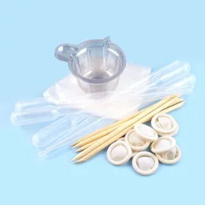 Dettaglio set strumenti resina epossidica con bicchiere, pipette, bastoncini e ditali.