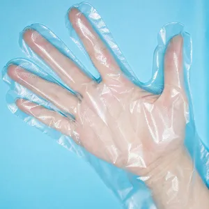 Guanti usa e getta in plastica film PE trasparente vista dettagliata della mano cucina