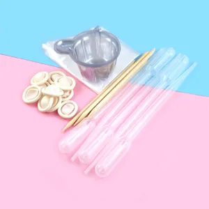 Dettagli del set di strumenti in resina epossidica, inclusi ditali, tazze e pipette.
