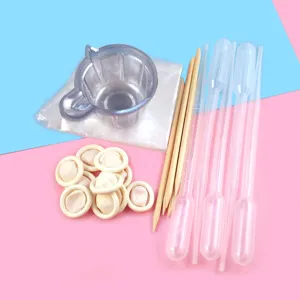 Kit di attrezzi fai da te in resina epossidica con tazze, ditali, bastoncini e pipette.