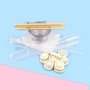 Dettaglio del set di attrezzi fai-da-te in resina epossidica con tazze e pipette.