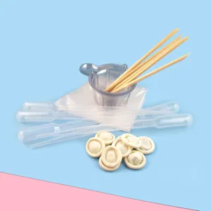 Dettagli del set di strumenti in resina epossidica con bicchieri e pipette chiare.