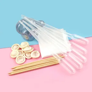 Kit di attrezzi DIY per resina epossidica con pipette di plastica, bastoncini e ditali.