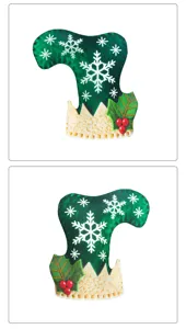 Detail van kerstfeest hoofddeksel met groen 3D sneeuwvlok print en rode hulstbessen decoratie.