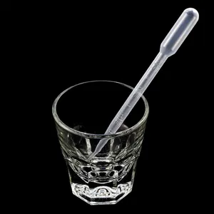 Pipetta di trasferimento in plastica trasparente con graduazione in un bicchierino per fai da te.