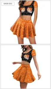 Détails du crop top d'Halloween avec imprimé citrouille pailleté et jupe plissée brillante.