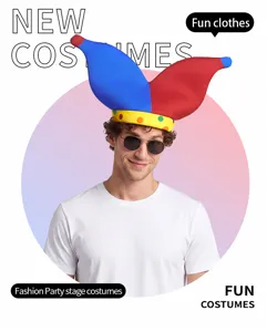 Sombrero de arlequín colorido con cuernos rojos y azules para fiesta y espectáculo.
