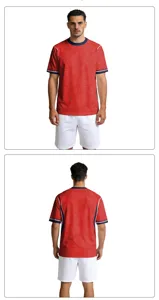 Set andriko podosfairou kontomanko, kokkino t-shirt kai leuko shorts gia filathlous.