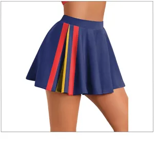 Detailopname van de blauwe plissérok met levendige rode en gele strepen aan de zijkant.