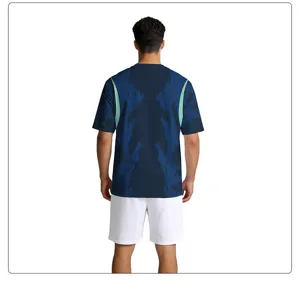Andrikí fanéla podósfairo Vrazilías, anapnéouson athletikó t-shirt me kontá mánikia.