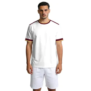 Herren Kurzarm Fußballtrikot Set in Weiß mit rotem und goldenem Besatz für Sport und Freizeit.