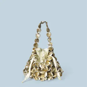 Primo piano dettagliato della borsa artigianale in resina marmorizzata con tasca in satin.
