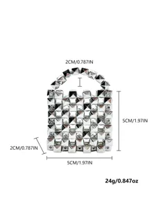 Mini bolso colgante llavero de metal plateado con tachuelas, diseño geométrico elegante.