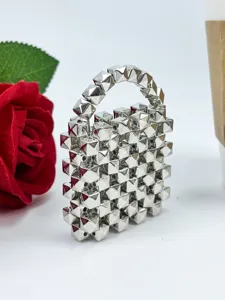 Creativo colgante de bolso mini con tachuelas de metal llavero personalizado elegante.