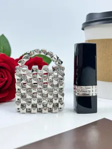 Llavero de minibolso con tachuelas de metal plateado accesorio charm de moda elegante
