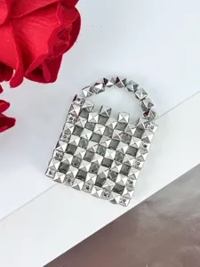 Primer plano detalle de mini bolso de mano colgante llavero con remaches de metal.