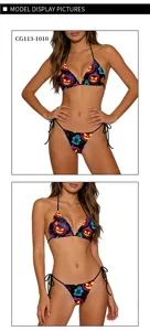 Esposizione del modello di bikini con stampa zucca neon di Halloween, vista dettagliata.