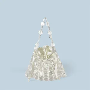 Dettaglio della borsa a secchiello di perline trasparenti con custodia interna in satin.