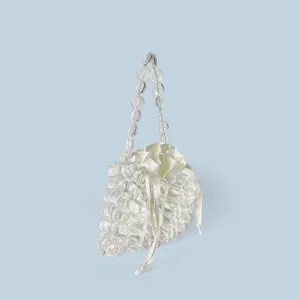 Dettaglio borsa a mano in perline trasparenti con pochette interna in raso bianco, acrilico.