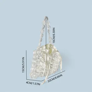 Vista dettagliata della borsa di perle trasparenti con dimensioni e tasca interna in satin.