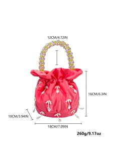 Sac seau en satin rose avec poignée en perles et pendentifs pour soirée de femmes.