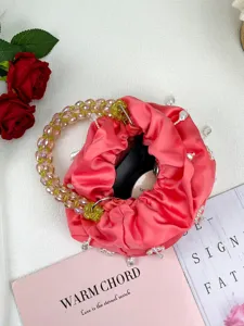Sac seau perlé en satin rose pochette de soirée élégante avec pendentifs perles vue détail