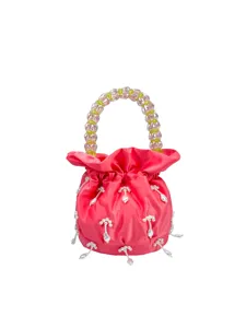Détail de sac seau en satin rose avec poignée de perles colorées et breloques.
