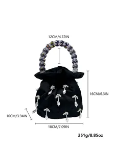Détail sac seau noir fait main, poignée perlée avec pendentifs perles, dimensions 18x16x10cm.