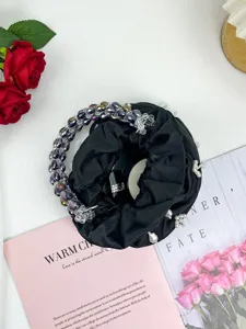 Sac seau en satin fait main avec poignée en perles de cristal colorées et charmants pendentifs.
