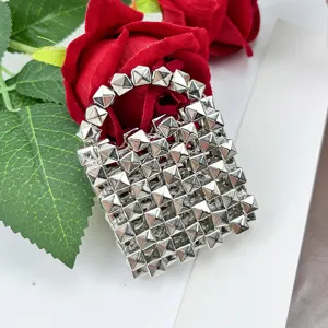 Llavero de mini bolsito con remaches metálicos, colgante moderno de estilo punk para bolso.