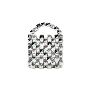 Mini bolso colgante de metal plateado con tachuelas piramidales, llavero moderno.