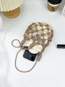 Vue détaillée du sac seau en filet de strass de luxe, design élégant pour les soirées.