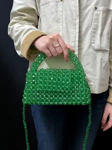 Detailaufnahme der Acryl-Perlenhandtasche mit handgemachter Textur und lebhaftem Stil.