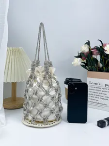 Vue détaillée du sac seau en résille de strass scintillants avec pochette intérieure en satin.
