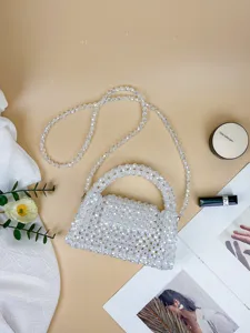 Detailansicht der klaren Acryl Perle Tasche mit feiner handgemachter Webung und funkelnden Perlen.