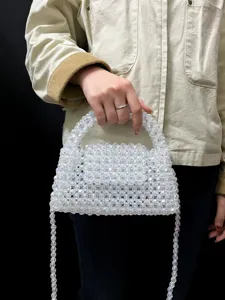 Handgemachte transparente schimmernde Acryl Perlen Handtasche Detail zeigt exquisite Textur.