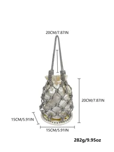 Élégant sac seau en résille strass avec doublure en satin, idéal pour soirées et événements.