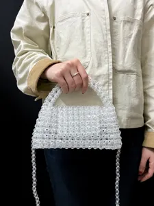 Detailaufnahme der transparenten Acryl-Perlenhandtasche, handgefertigte Webstruktur Damen.