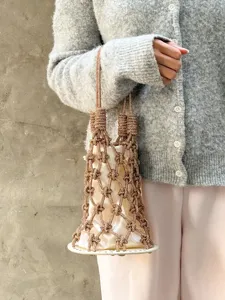 Sac seau chic en filet de strass avec doublure satin, sac à main tissé élégant pour soirée.
