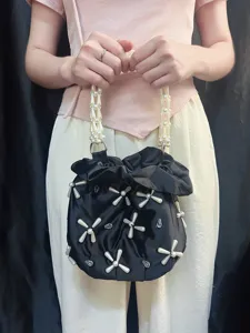 Elegante schwarze Satintasche mit Perlenblumen-Applikationen und schickem Perlen-Tragegriff.