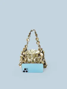 Elegante borsa a mano con perle fatte a mano, design traforato e morbida fodera in raso.