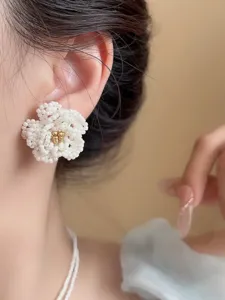 Französische handgemachte Perlen-Kamelien-Ohrringe und Halskette Set elegante Damen-Accessoires.
